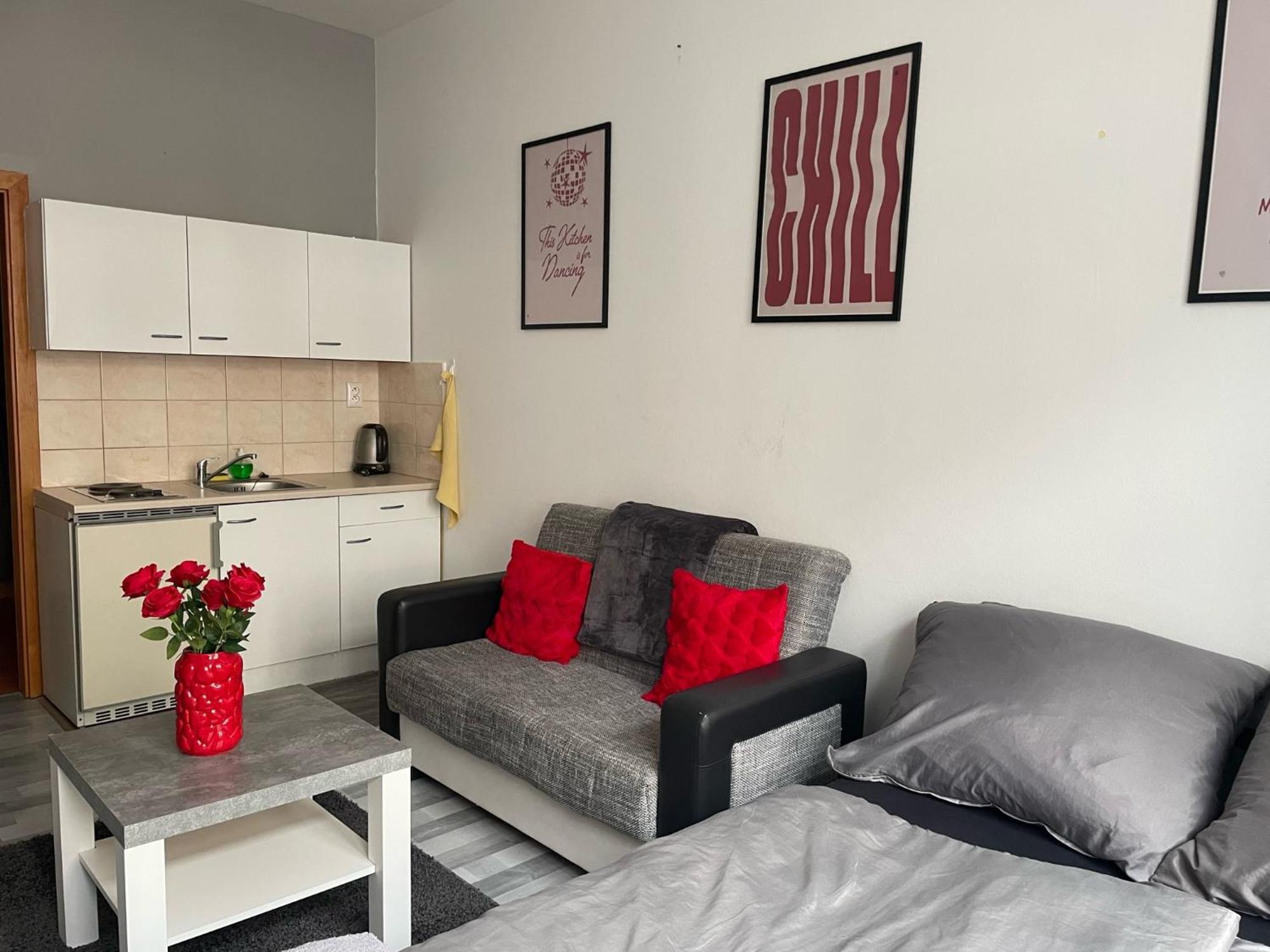Tiffany Apartment In The City Center Братислава Екстериор снимка