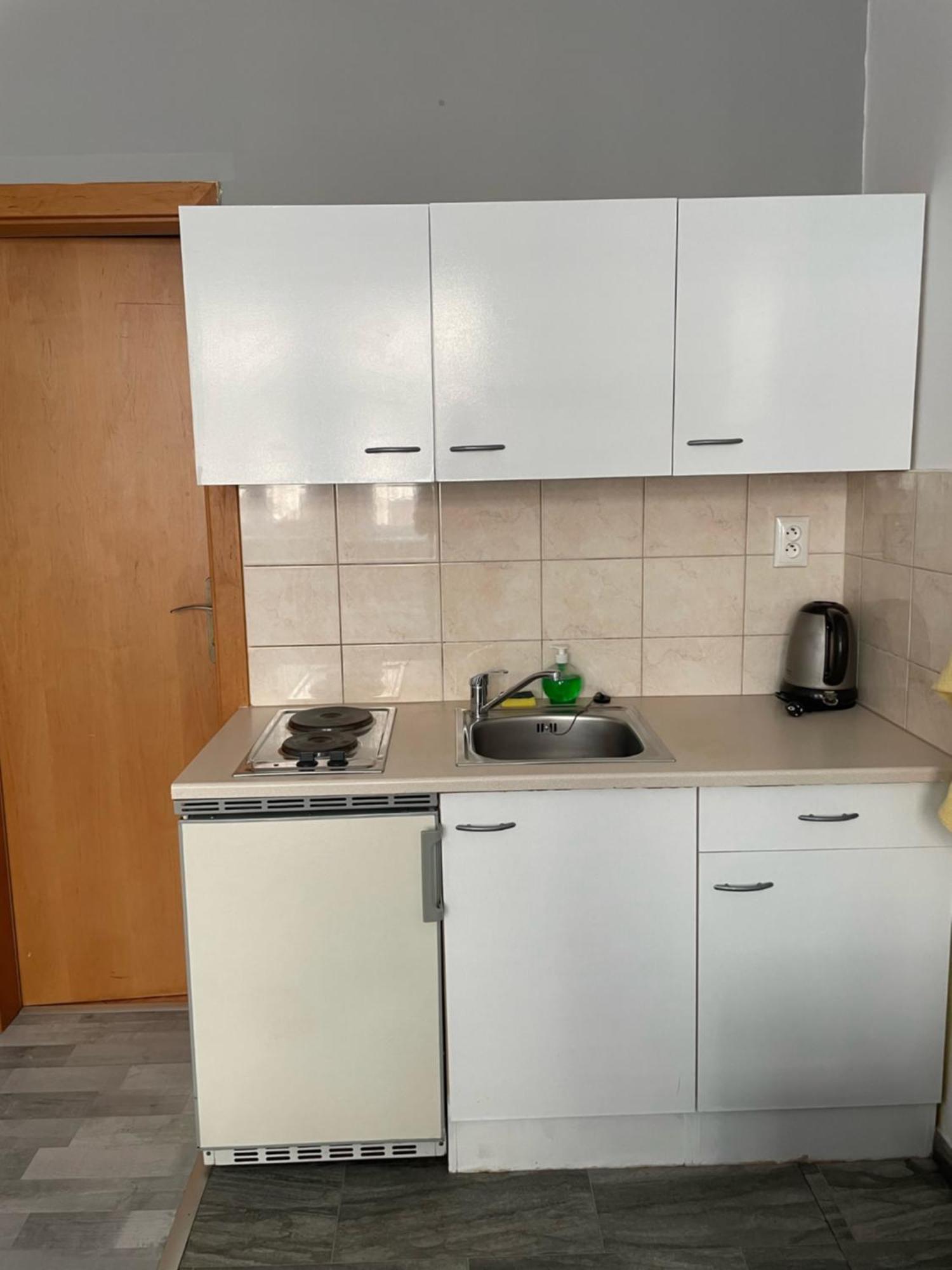 Tiffany Apartment In The City Center Братислава Екстериор снимка