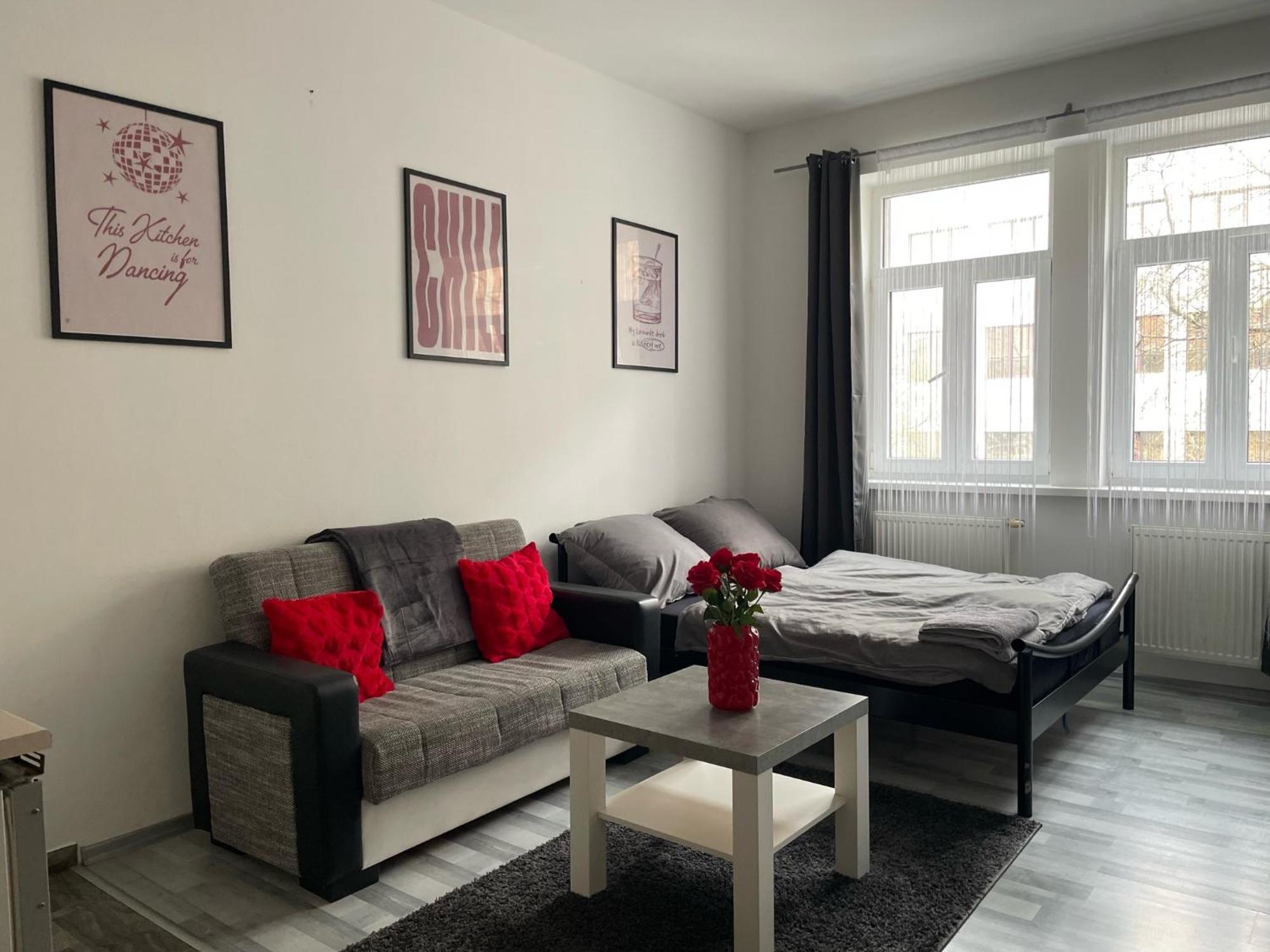Tiffany Apartment In The City Center Братислава Екстериор снимка