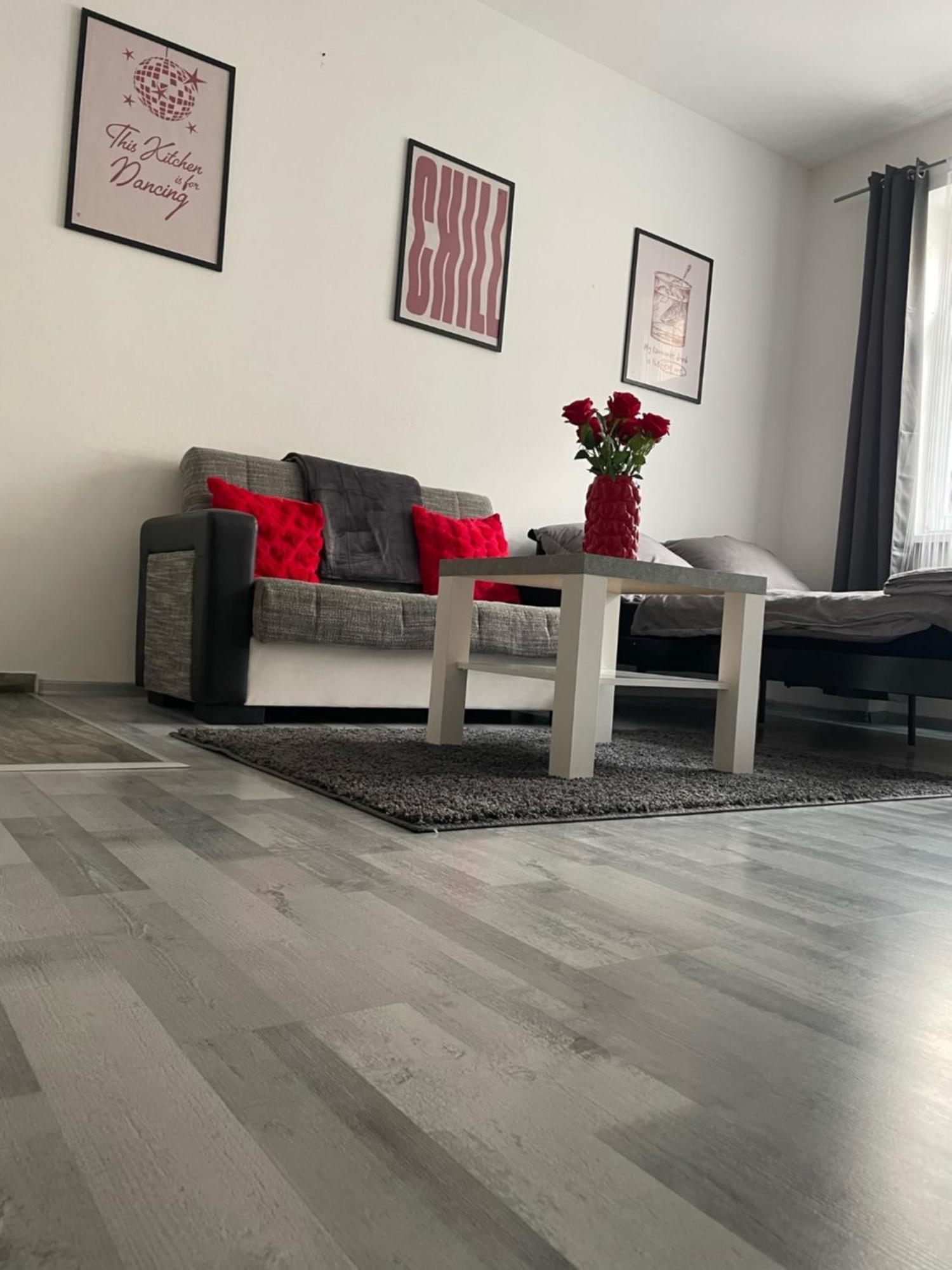 Tiffany Apartment In The City Center Братислава Екстериор снимка